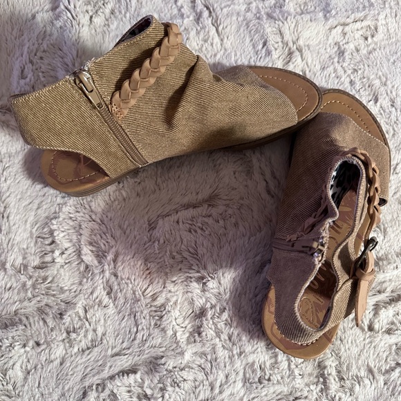 Women’s BlowFish sandals - Picture 1 of 5